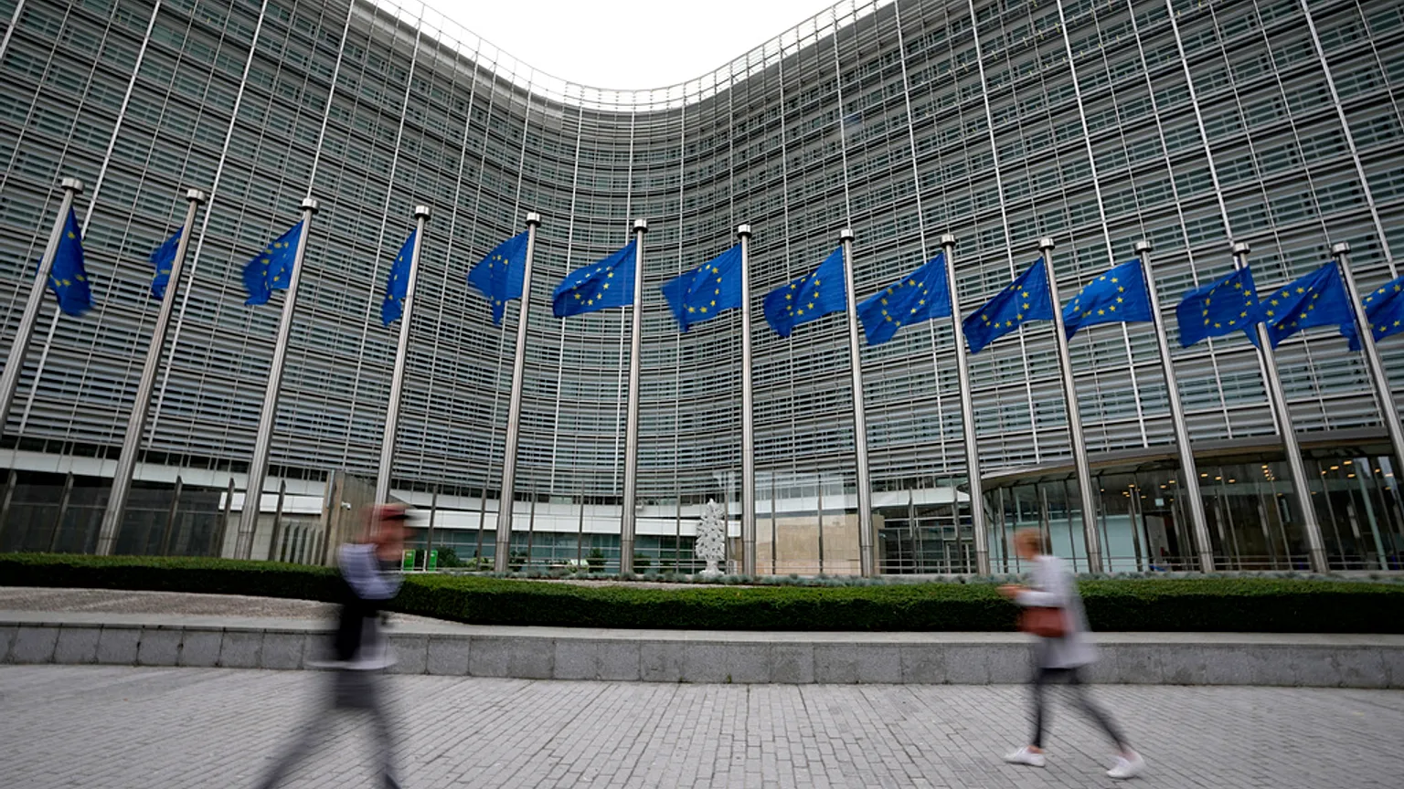 The European Commission proposes a 15-year trial period for new member states
