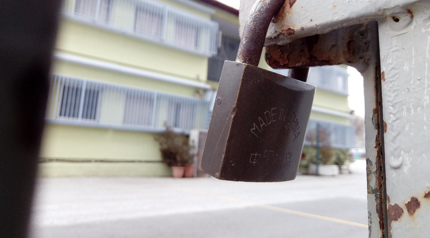 Chaos in schools: All-day closures due to staff shortages and prefab classrooms… turned upside down