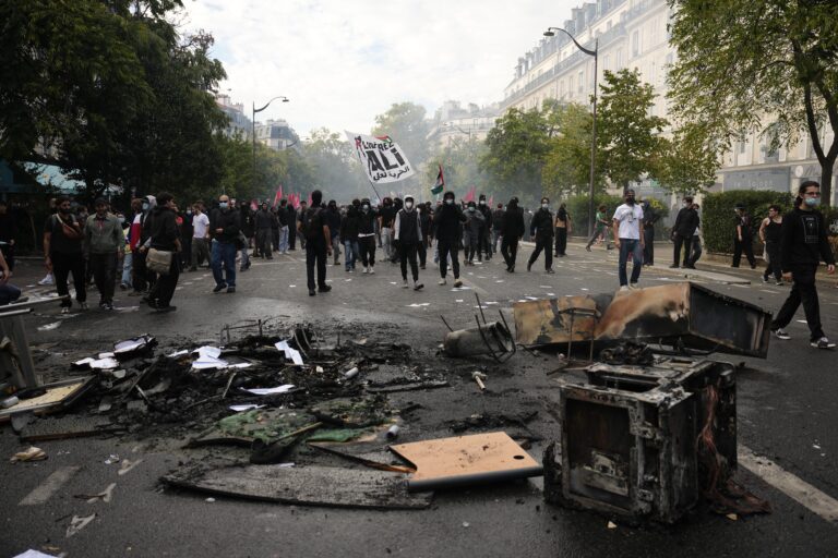 Clashes, tear gas, and 900 schools occupied: Hundreds of thousands of students take to the streets in France (VIDEO)