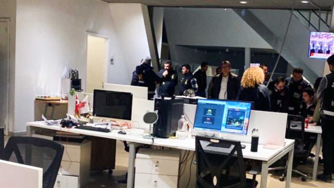 VIDEO: Turkish police raided the offices of an opposition TV channel and cut off the live broadcast