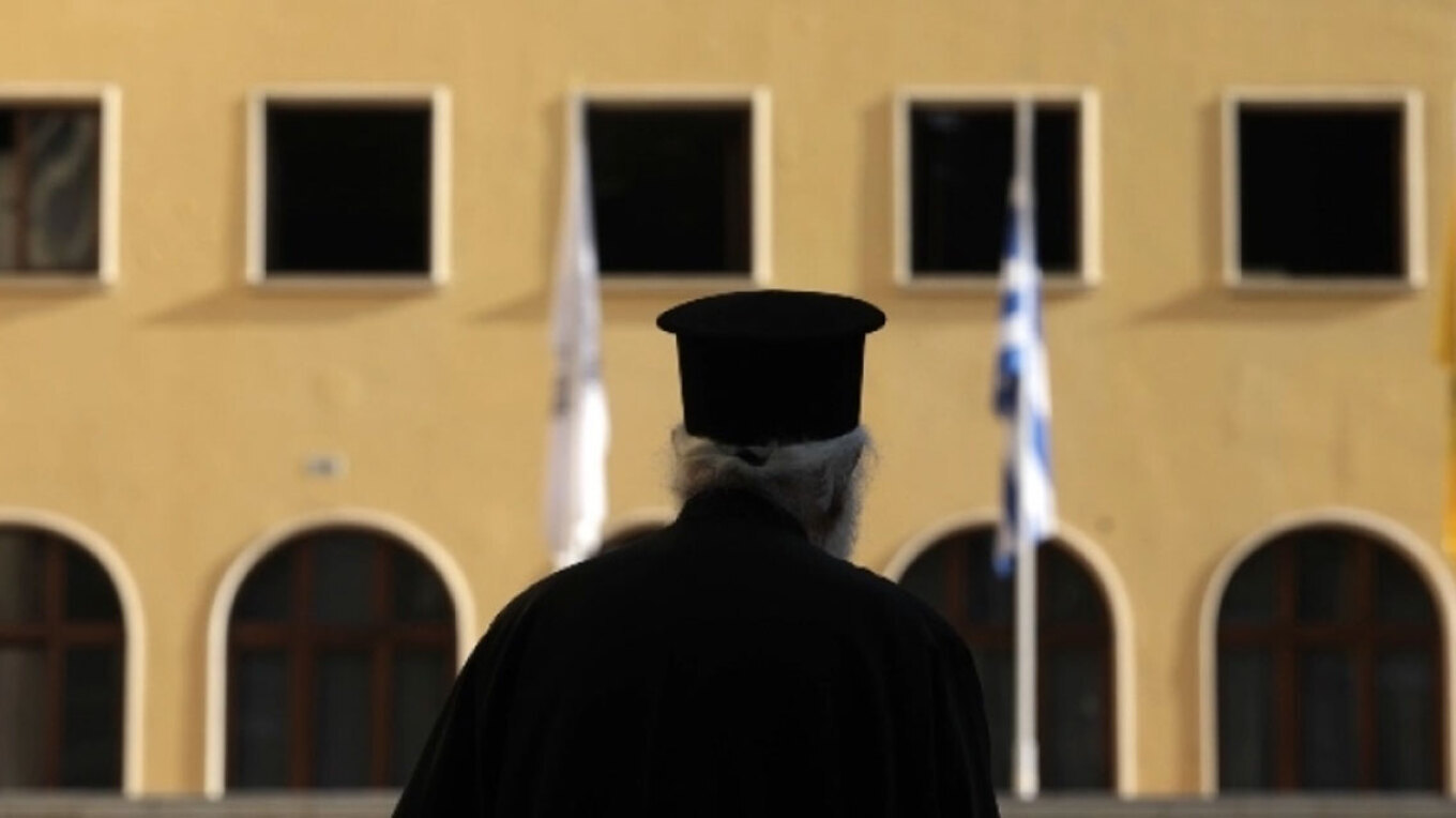 A priest in Grevena was arrested on the spot after a complaint from his ex-partner regarding revenge porn