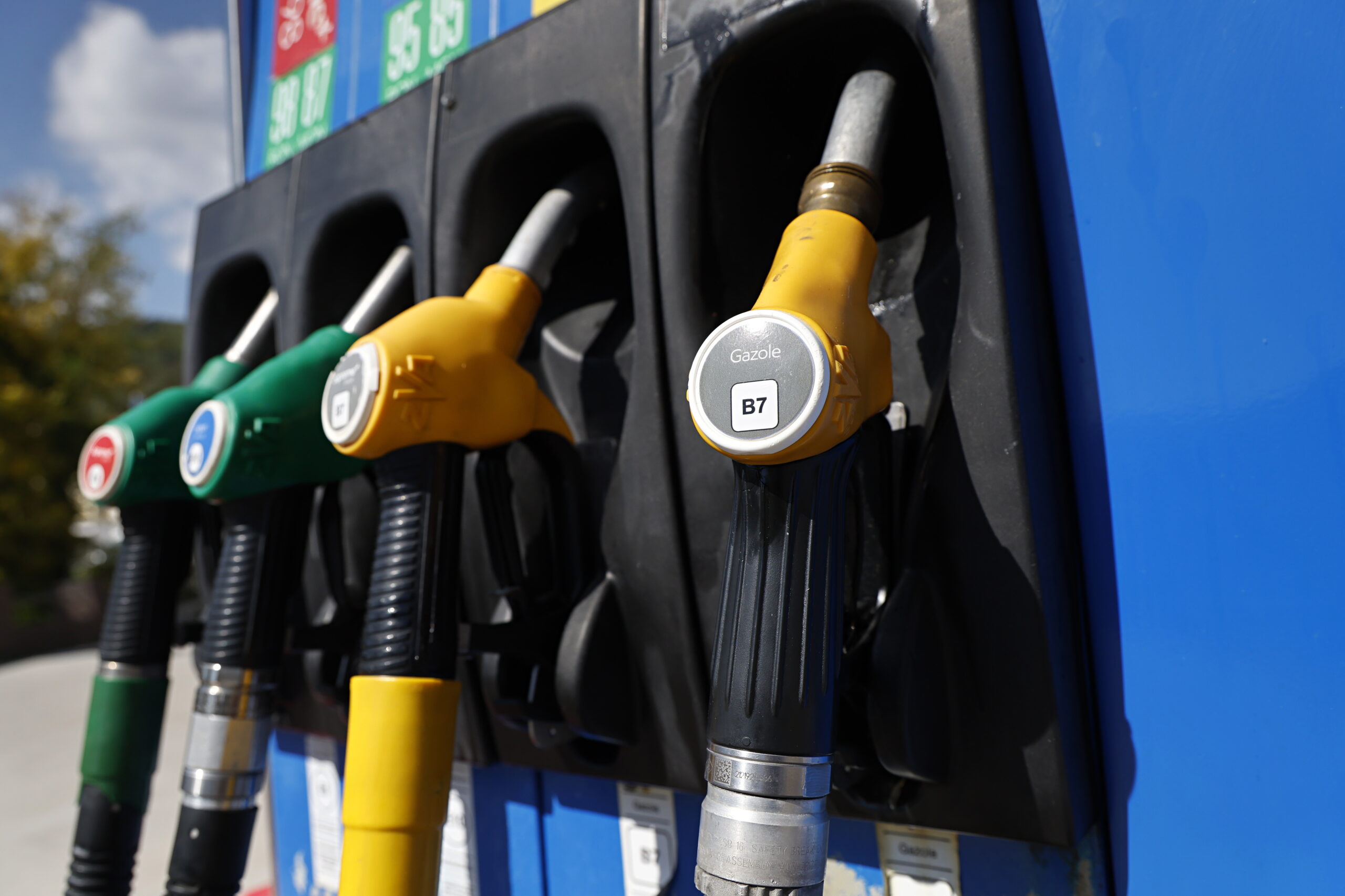 “Fire” in consumers’ pockets: Nightmarish forecasts for electricity and fuel price hikes