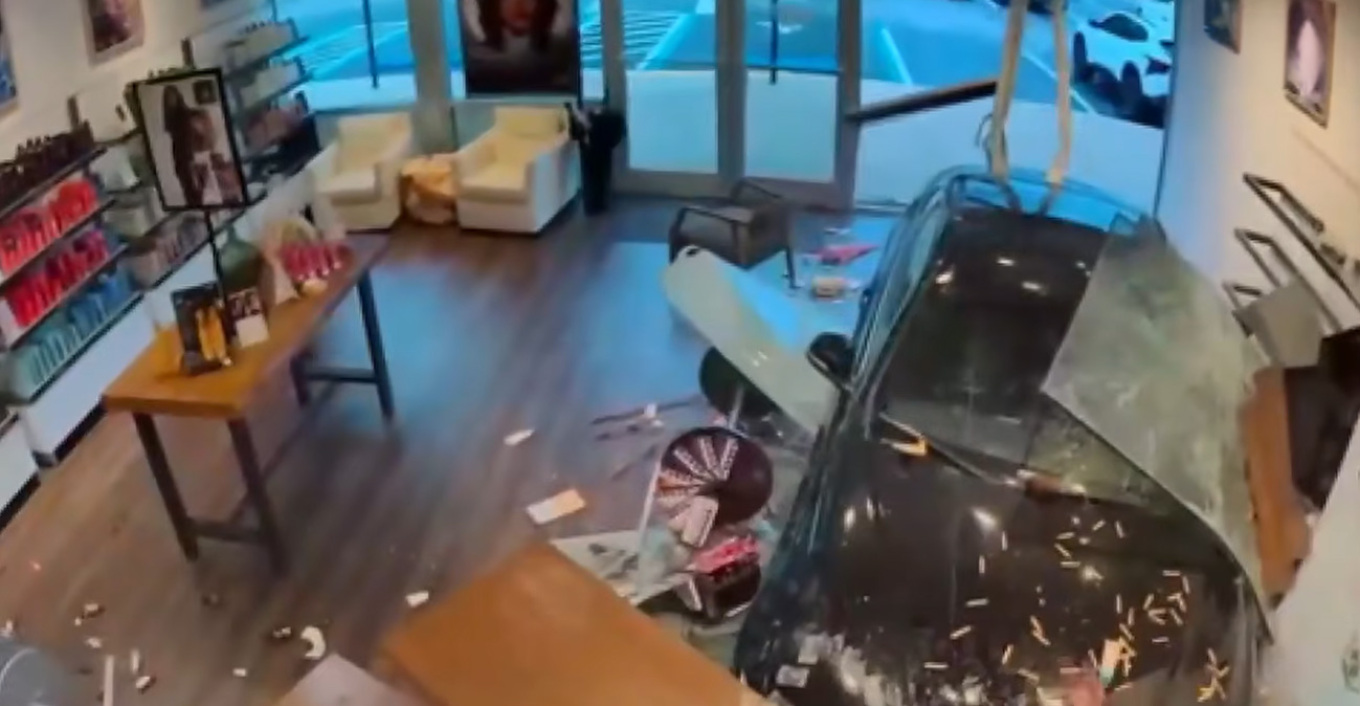 VIDEO: The moment a vehicle “crashes” into a hair salon in the U.S.; a couple is in the hospital