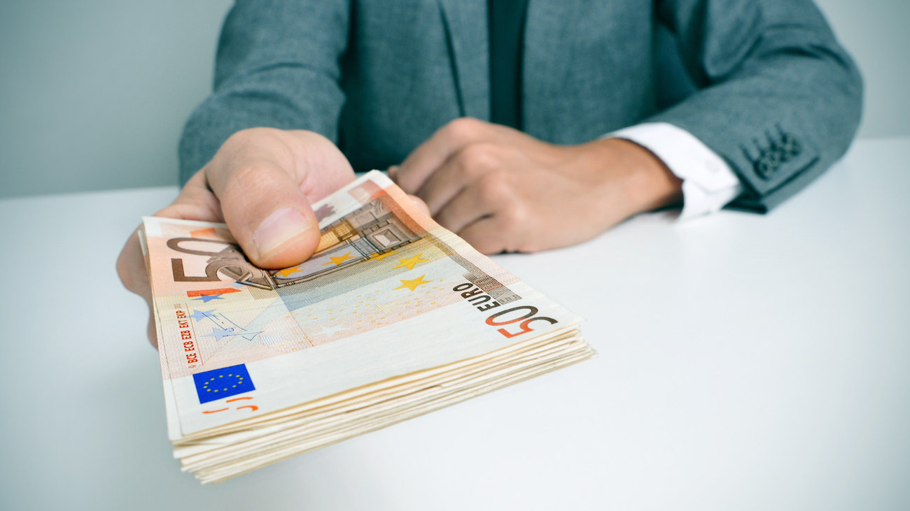 Average gross monthly salaries for employees stand at €2,548