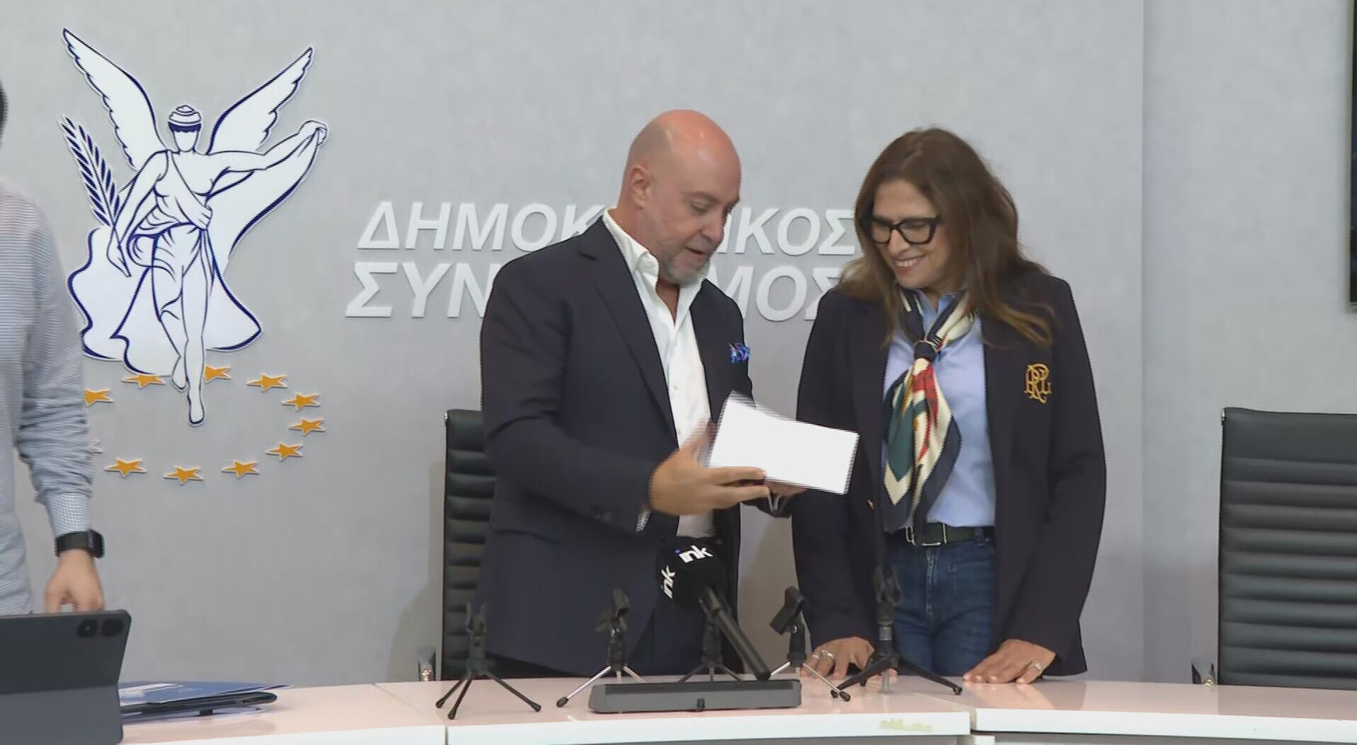 VIDEO: Accompanied by Galatea, Pamporidis submitted his candidacy and “endorsed” the unity proclaimed by Averoff
