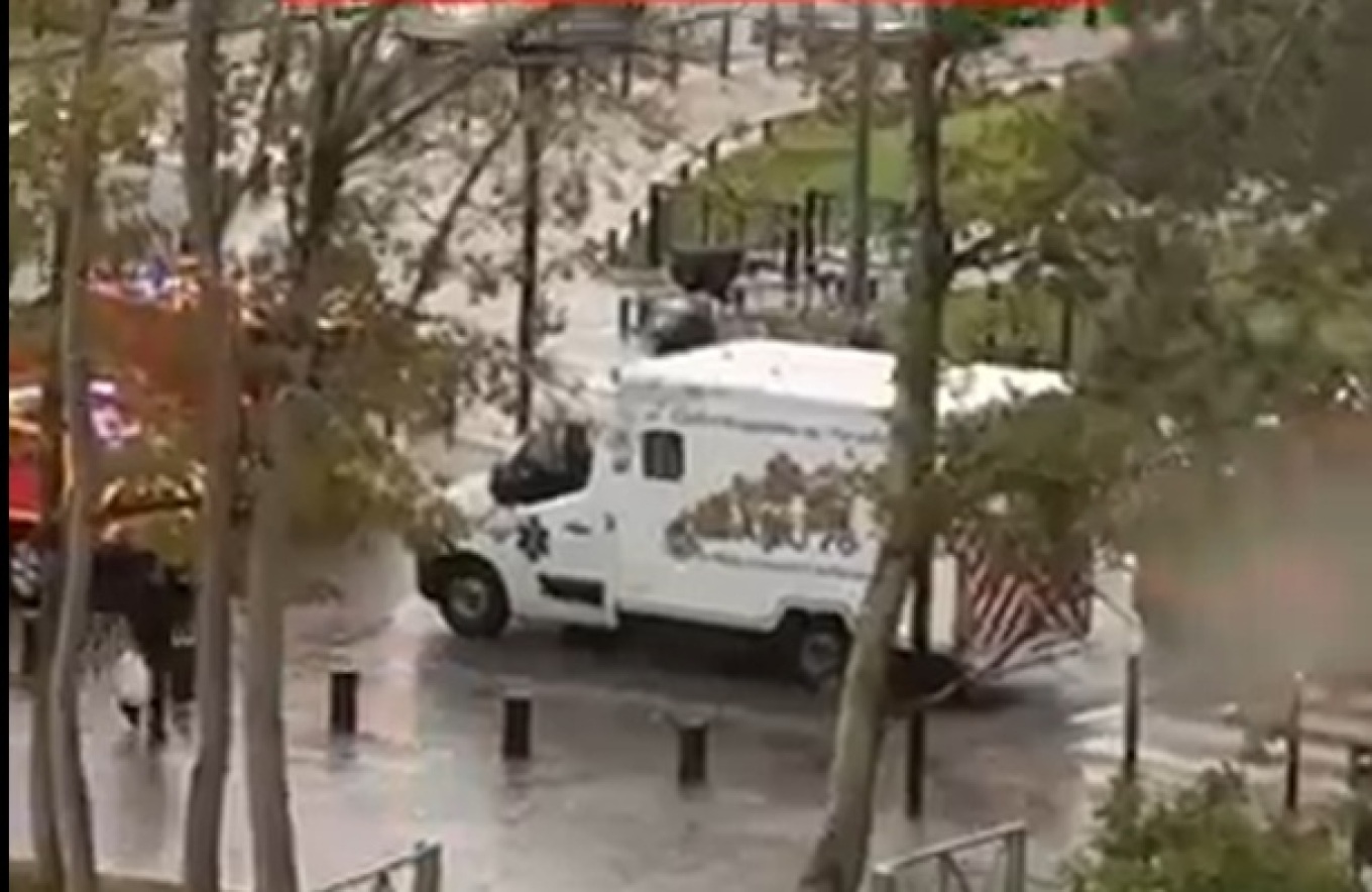 At least one person dead and four injured in a shooting incident in a Paris suburb