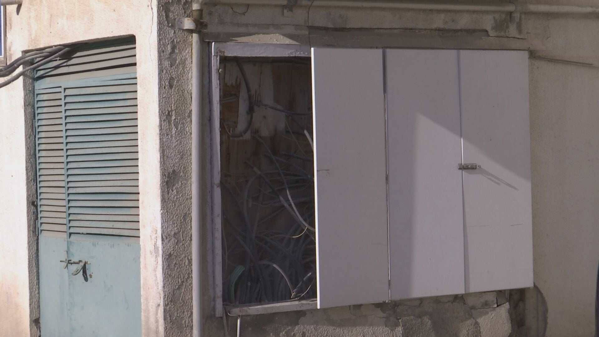 VIDEO: Reports of a gang of foreigners stealing electricity and water and threatening residents in an apartment building in Larnaca