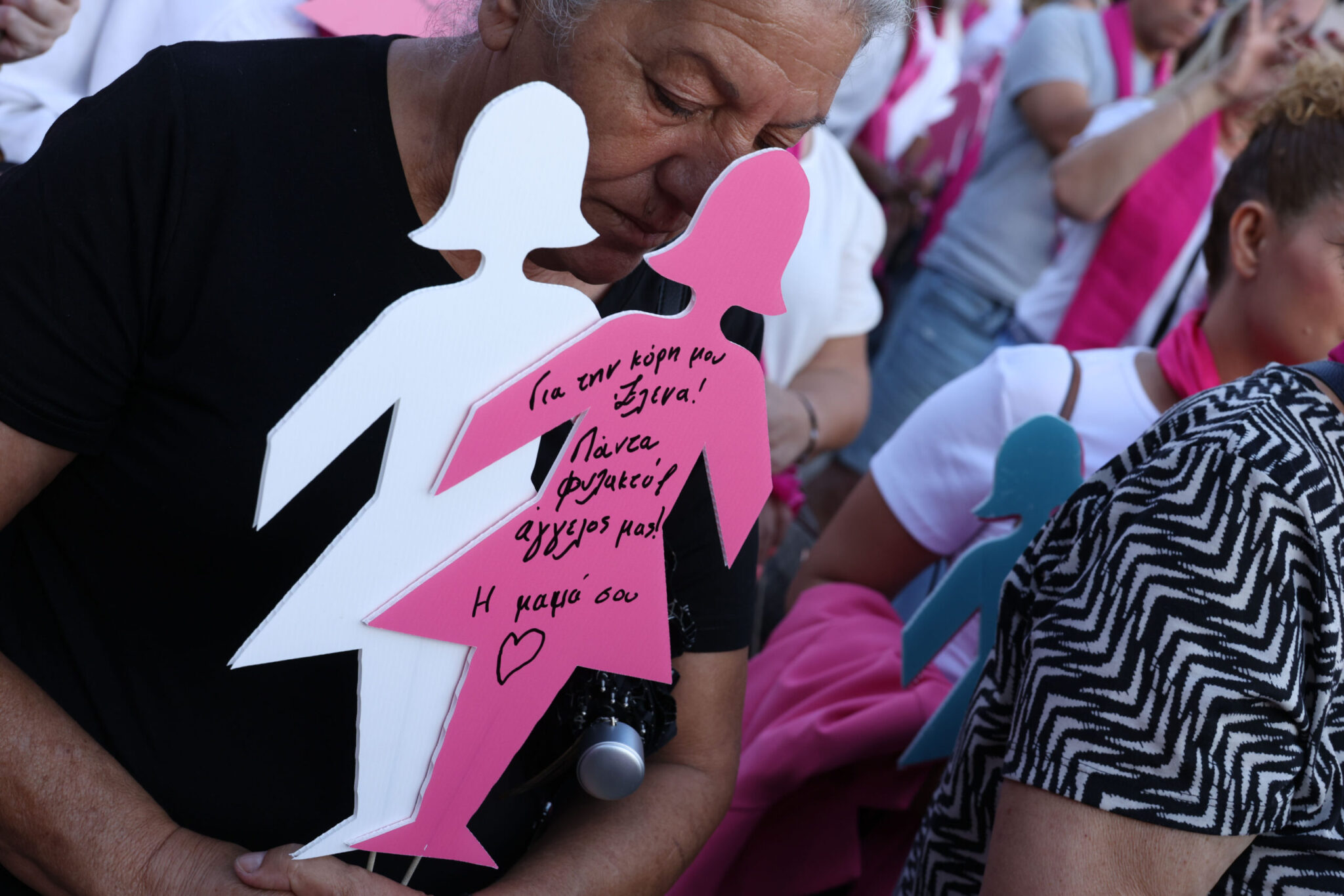 “Stella, we’re walking for you, too”: Emotion at the Europa Donna march featuring the pink figures (VIDEO)