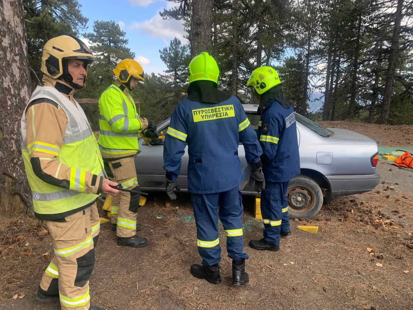 Moments of terror for a female driver: Her vehicle plunged eight meters down a cliff; she was rescued by firefighters
