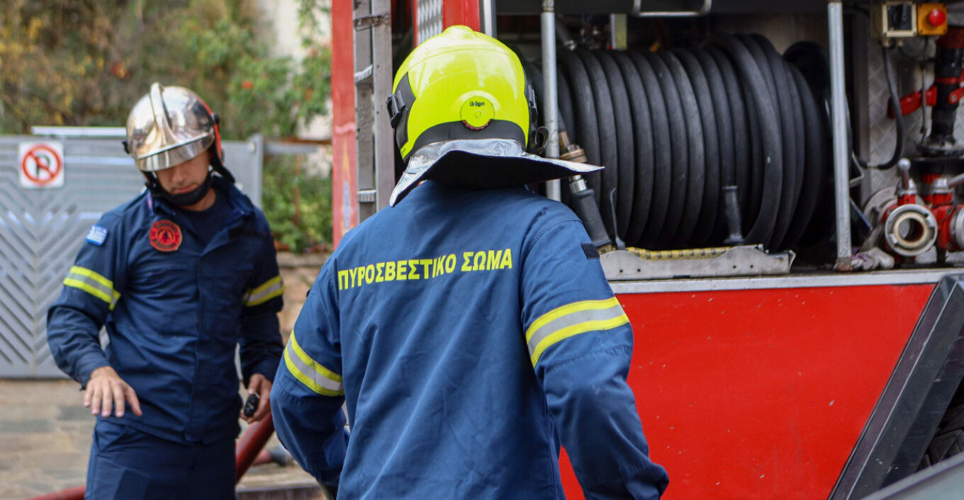 Fire Department on the Scene: Fire in a closed residential parking garage in Paralimni