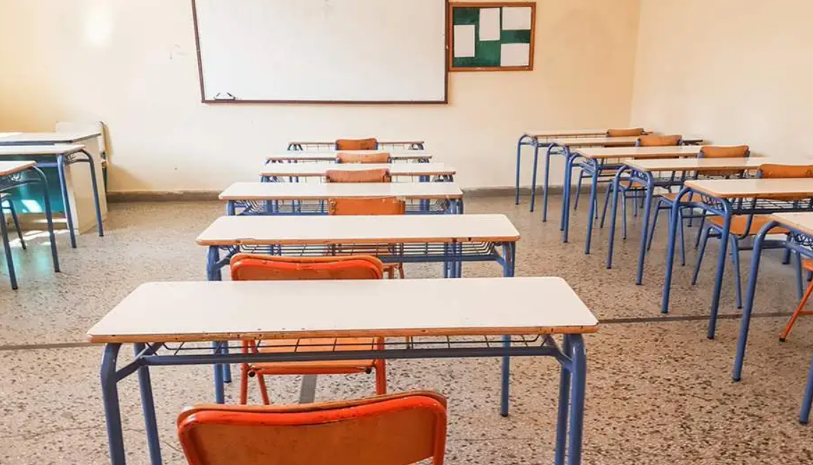 Chaos with prefabricated classrooms in schools: Neighbors can’t open their windows; students lack fire safety