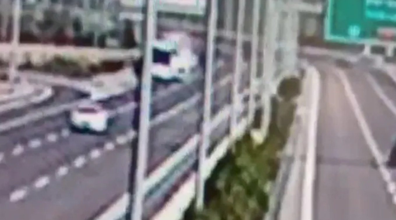 Video of a traffic accident that left 11 dead in Turkey: A bus driver was backing up when a truck crashed into him