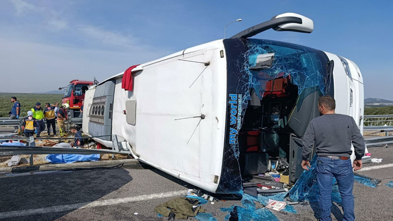 Tragedy in Turkey: At least 11 dead and 27 injured after a bus collided with a truck