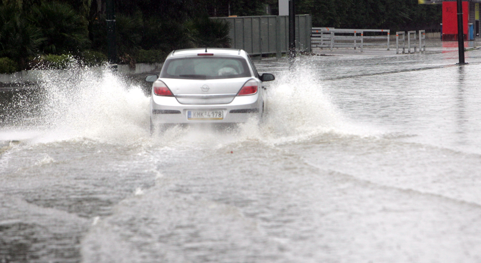 When will bad weather—with rain and thunderstorms—hit?