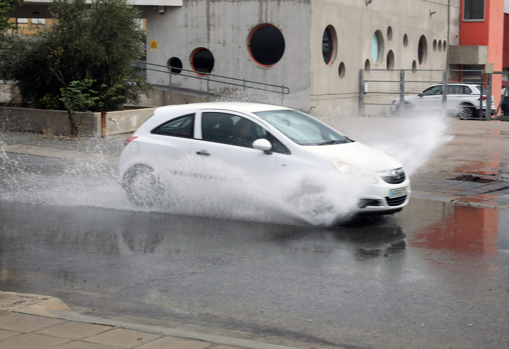 Torrential rain on the highway: Where has water accumulated and visibility is limited?